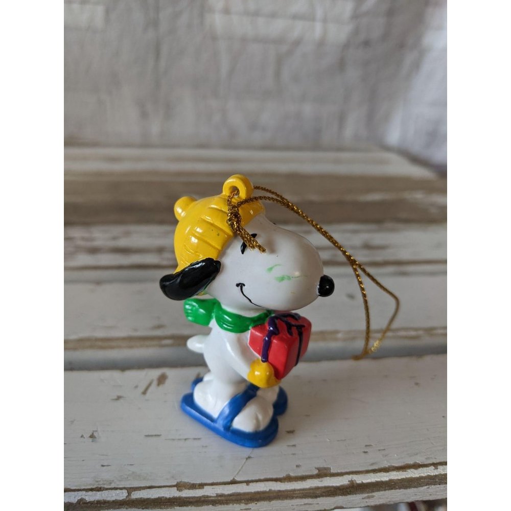 United feature Snoopy red present blue sandals orn